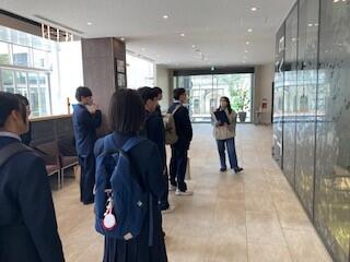 大学生から学内を案内してもらいました