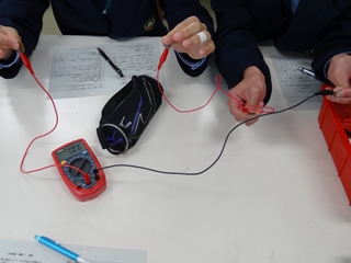 人間電池直列つなぎ