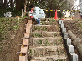 グラウンド階段3