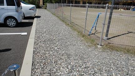 曲がり角から玄関に向かう通路