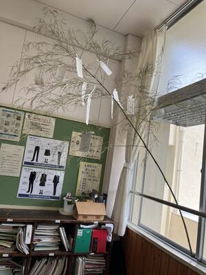 2-2 短冊はまさかのプリントの裏面。リサイクルですね。