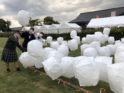 約７００個のランタンを他のボランティアの皆さんと協力して製作しました。