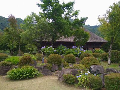 子守唄講演のかやぶき民家