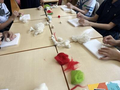 羊毛をニードルで刺して形を整えます