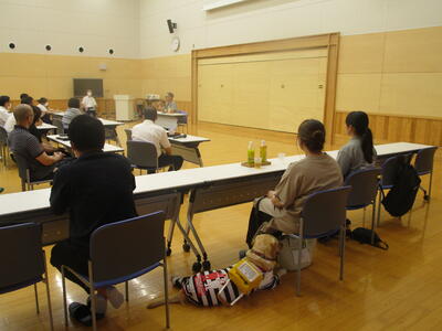 講演の間は静かに待っています。これも、盲導犬の資質のひとつだそうです。