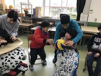 左隣の人にボールを渡している様子