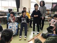 英語の歌を歌っている様子