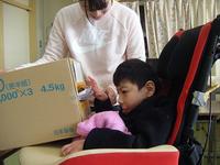 投票箱に入れている様子