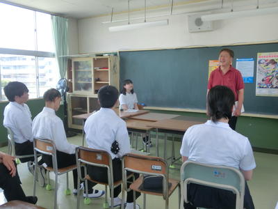 高等部主事の話を聞く生徒たちの様子