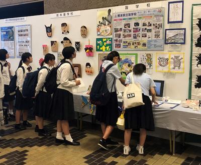 展示コーナーで点字を見学する人の様子