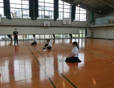 話を聞く生徒たちの様子