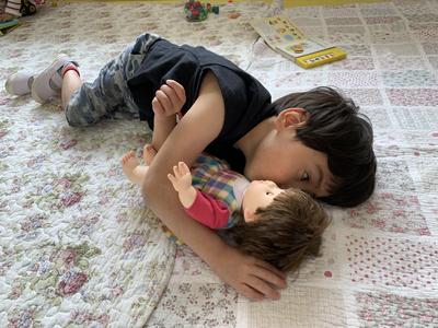 ぽぽちゃん、一緒にお昼寝しようね