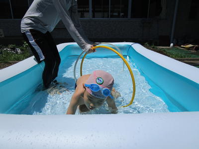 水の中でフープをくぐっている