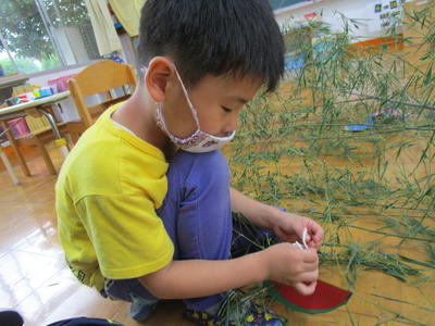 笹に飾り付け！