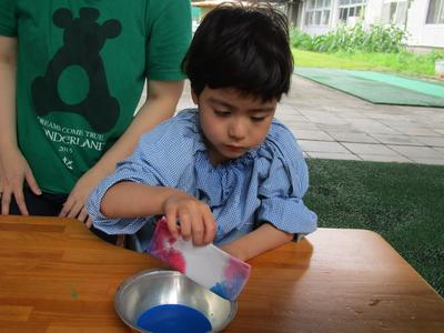 絵の具にチョンチョン！