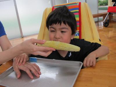 チンしたとうもろこしをガブッ！