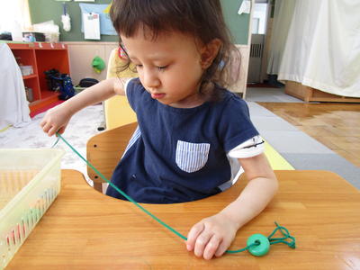 ひもとおしのお勉強をしているよ。