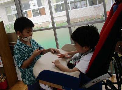 人権学習の取り組みとして、子ども同士がじゃんけんをしている。