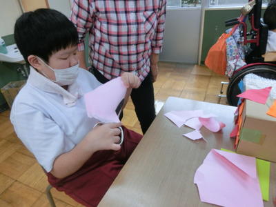 箱の装飾をする生徒の様子