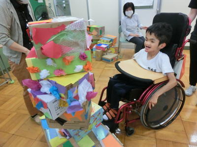 箱倒しを楽しむ生徒の様子