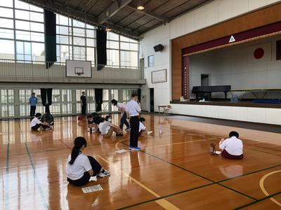 体育館での集会の様子