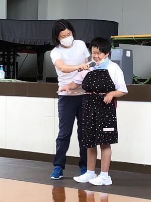 エプロンのひも結びの様子