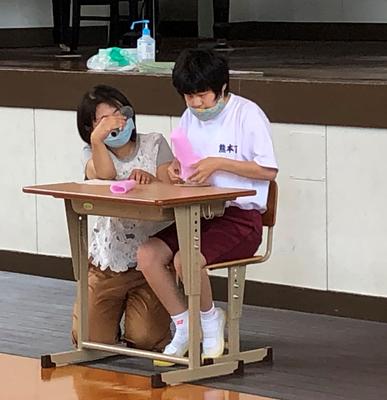 フルーツキャップ折りの様子