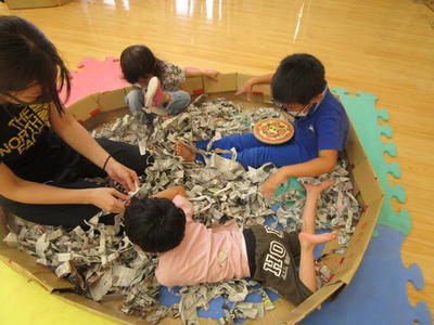 紙のプールに入ったよ！