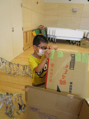 ダンボール城を作っているよ！