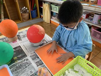 そーっと液に手を入れてみたよ。