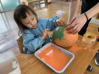 風船にペタペタ…。