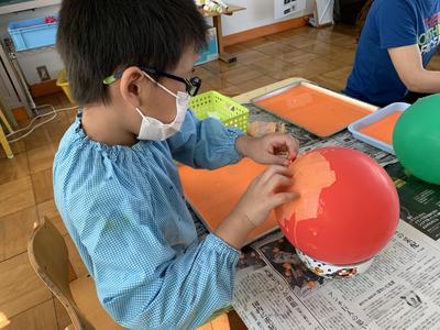 風船にペタペタ、ペタペタ…。