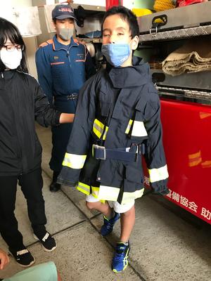 消防服を着せてもらいました。