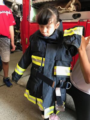 消防服を着て、敬礼！