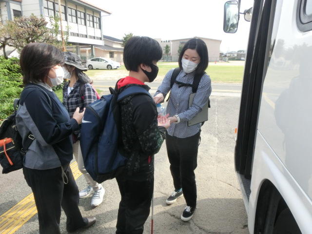 『バスに乗る前には、きちんと消毒！』