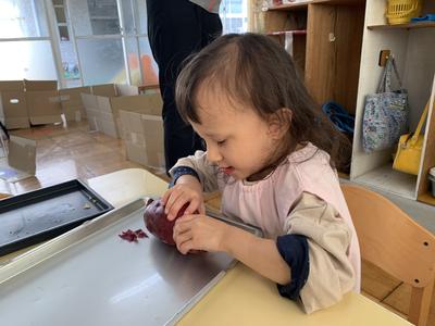 おいもの皮（お洋服）をむきむき…