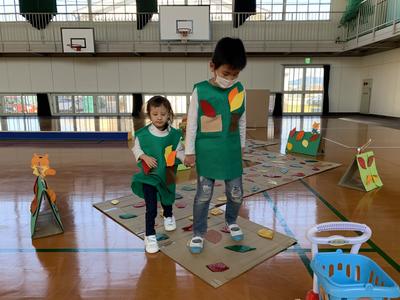 手をつないで仲良しロードを歩いたよ！