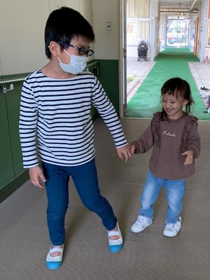 一緒に手をつないで…