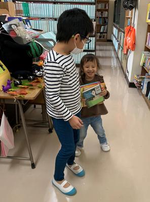 一緒に絵本を選んだよ！