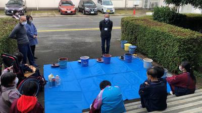 陶芸家元山先生の話を聞く生徒たち