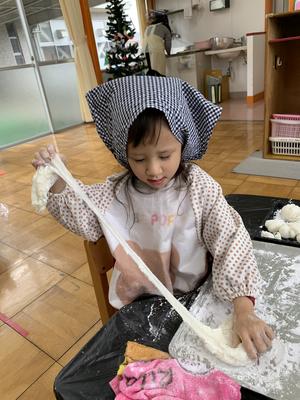 つきたてのおもちはのびるのびる！