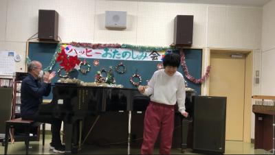 イタリア語で歌う生徒の様子