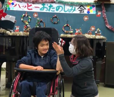 「虹」を発表する生徒の様子