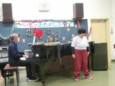 イタリア語で歌う生徒の様子