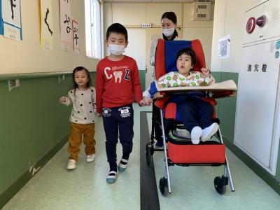 3人手をつないで♡