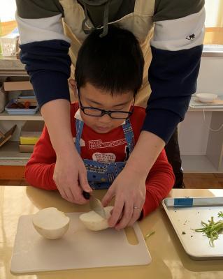 包丁でかぶを切っている