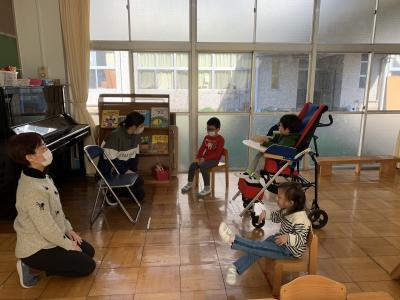 先生の話しを椅子に座って聞いている。