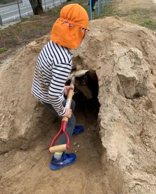 穴を掘って秘密基地を作ったよ！