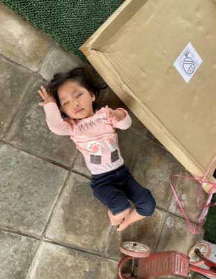 コンクリートはひんやり気持ちがいいな！