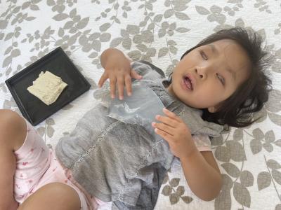 寒天と触り比べてみたよ！寒天はつるつるしているね！